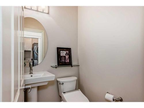 25 Aspen Summit Manor Sw, Calgary, AB - Indoor Photo Showing Bathroom