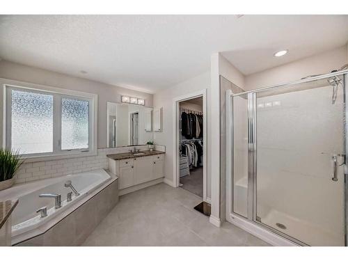 25 Aspen Summit Manor Sw, Calgary, AB - Indoor Photo Showing Bathroom