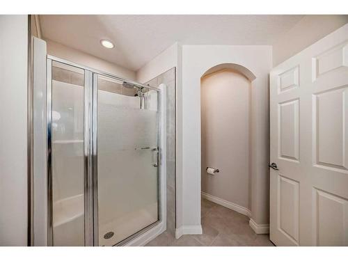 25 Aspen Summit Manor Sw, Calgary, AB - Indoor Photo Showing Bathroom