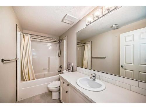 25 Aspen Summit Manor Sw, Calgary, AB - Indoor Photo Showing Bathroom