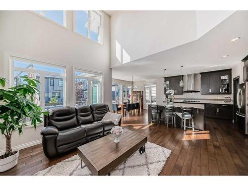 25 Aspen Summit Manor Sw, Calgary, AB - Indoor Photo Showing Living Room