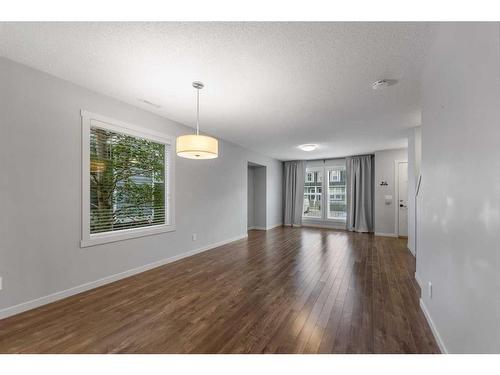 520 Mckenzie Towne Close Se, Calgary, AB - Indoor