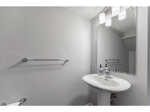 520 Mckenzie Towne Close Se, Calgary, AB - Indoor Photo Showing Bathroom