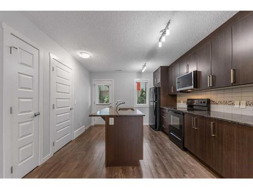 520 Mckenzie Towne Close Se, Calgary, AB - Indoor Photo Showing Kitchen