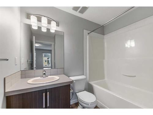 520 Mckenzie Towne Close Se, Calgary, AB - Indoor Photo Showing Bathroom