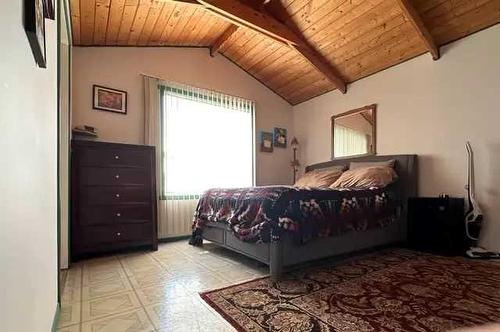 85-5227 Township Road 320, Rural Mountain View County, AB - Indoor Photo Showing Bedroom