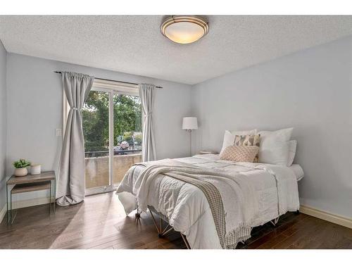 1521 11 Street Sw, Calgary, AB - Indoor Photo Showing Bedroom