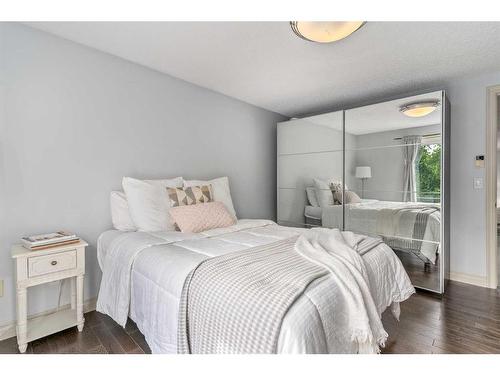 1521 11 Street Sw, Calgary, AB - Indoor Photo Showing Bedroom