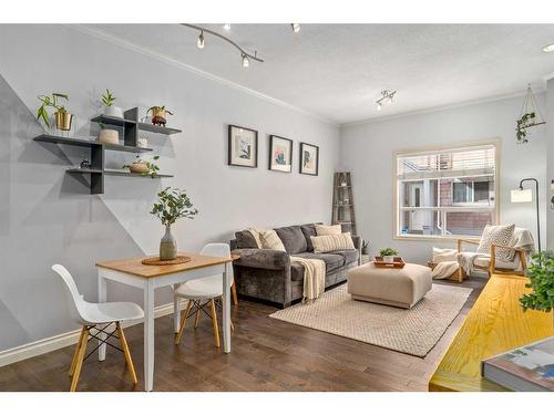 1521 11 Street Sw, Calgary, AB - Indoor Photo Showing Living Room