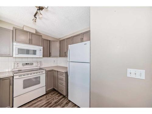 53 Eversyde Court Sw, Calgary, AB - Indoor Photo Showing Kitchen