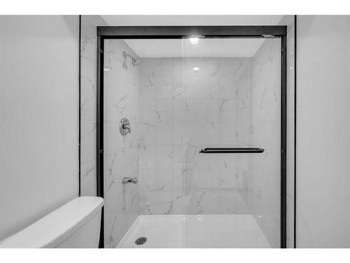 213-335 Garry Crescent Ne, Calgary, AB - Indoor Photo Showing Bathroom