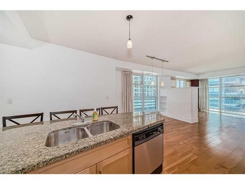 401-205 Riverfront Avenue Sw, Calgary, AB - Indoor Photo Showing Kitchen With Double Sink