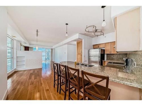 401-205 Riverfront Avenue Sw, Calgary, AB - Indoor Photo Showing Kitchen With Double Sink