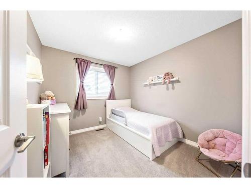 91 Masters Manor Se, Calgary, AB - Indoor Photo Showing Bedroom