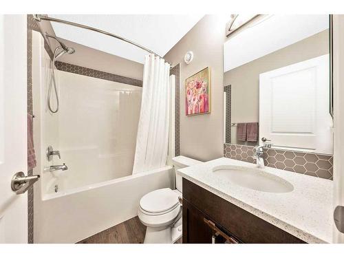 91 Masters Manor Se, Calgary, AB - Indoor Photo Showing Bathroom