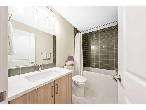 91 Masters Manor Se, Calgary, AB - Indoor Photo Showing Bathroom