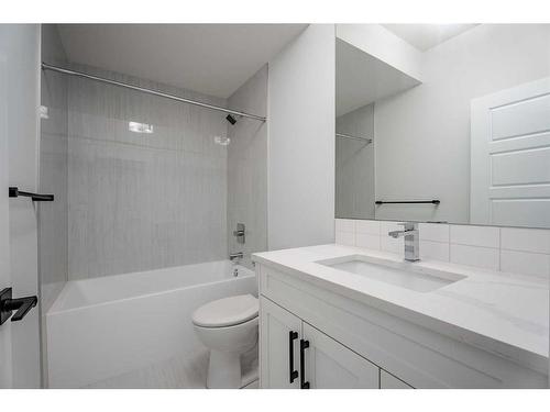 3209 16 Street Sw, Calgary, AB - Indoor Photo Showing Bathroom