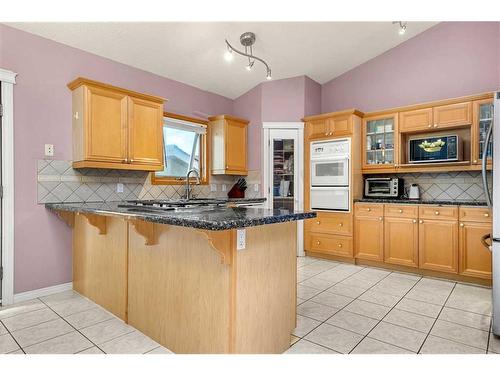 105 Coral Shores Bay Ne, Calgary, AB - Indoor Photo Showing Kitchen