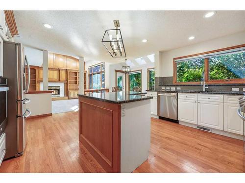 25 Patterson Park Sw, Calgary, AB - Indoor Photo Showing Kitchen