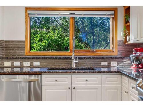 25 Patterson Park Sw, Calgary, AB - Indoor Photo Showing Kitchen