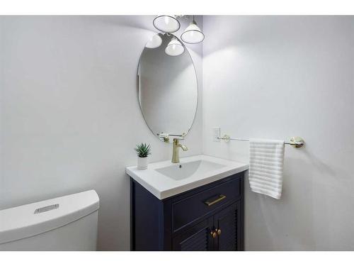 25 Patterson Park Sw, Calgary, AB - Indoor Photo Showing Bathroom