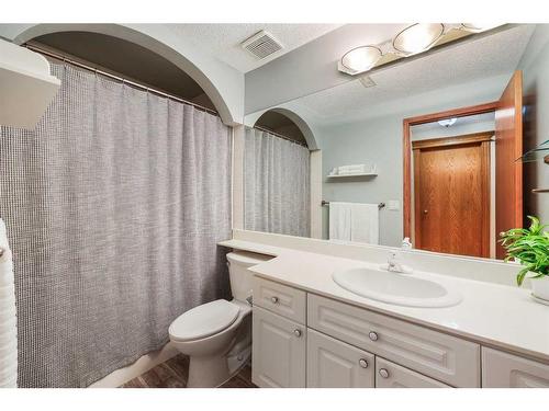 25 Patterson Park Sw, Calgary, AB - Indoor Photo Showing Bathroom