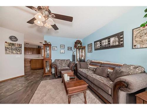 932 Heritage Estates Drive, Acme, AB - Indoor Photo Showing Living Room