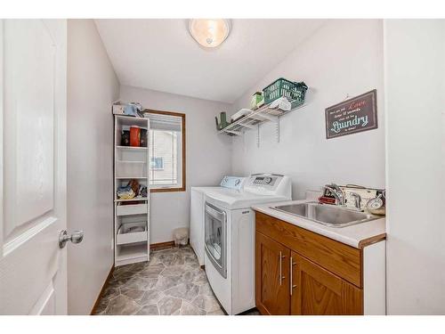 932 Heritage Estates Drive, Acme, AB - Indoor Photo Showing Laundry Room