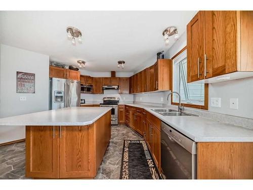 932 Heritage Estates Drive, Acme, AB - Indoor Photo Showing Kitchen With Double Sink