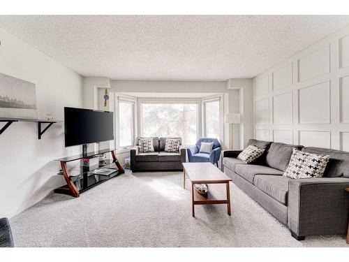 2408 56 Street Ne, Calgary, AB - Indoor Photo Showing Living Room