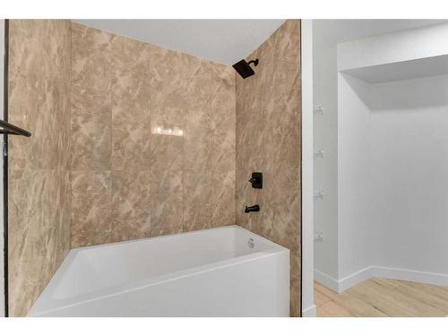 4932 Marlborough Drive Ne, Calgary, AB - Indoor Photo Showing Bathroom