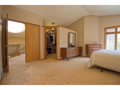 319 Edenwold Drive Nw, Calgary, AB - Indoor Photo Showing Bedroom