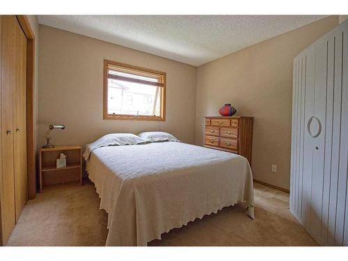 319 Edenwold Drive Nw, Calgary, AB - Indoor Photo Showing Bedroom