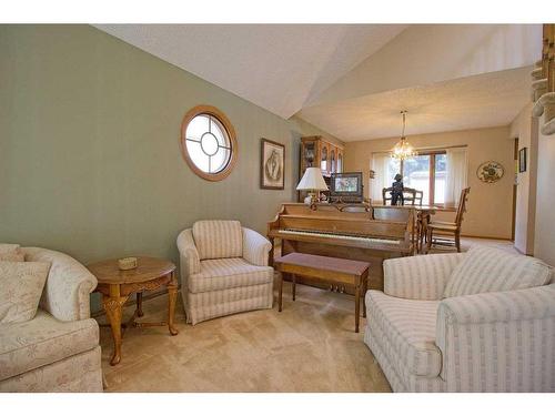 319 Edenwold Drive Nw, Calgary, AB - Indoor Photo Showing Living Room