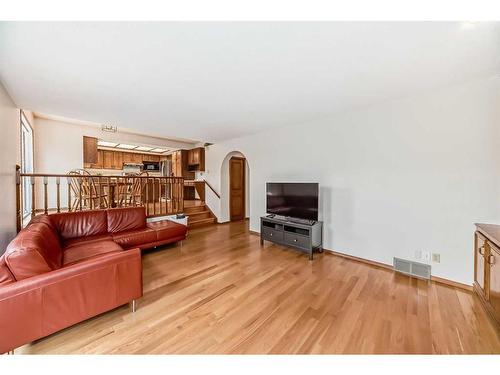 96 Edgepark Road Nw, Calgary, AB - Indoor Photo Showing Living Room