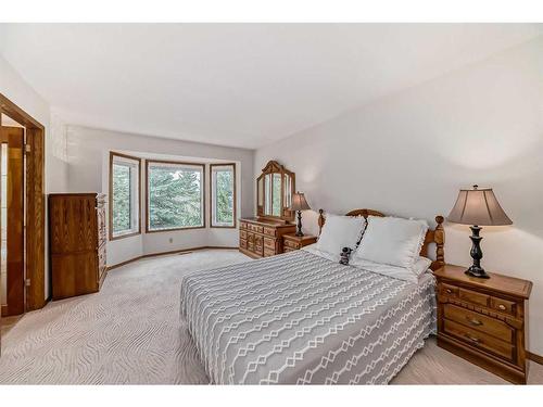 96 Edgepark Road Nw, Calgary, AB - Indoor Photo Showing Bedroom