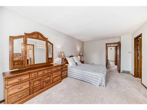 96 Edgepark Road Nw, Calgary, AB - Indoor Photo Showing Bedroom