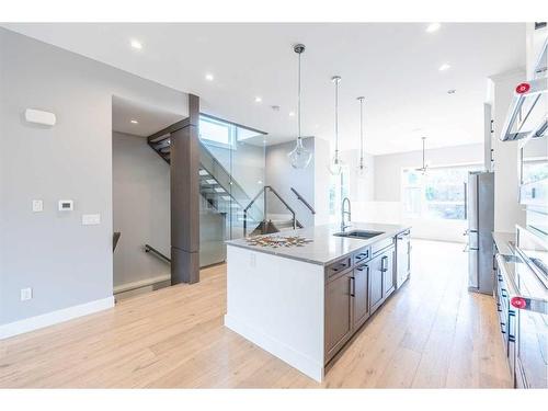 916 22 Avenue Nw, Calgary, AB - Indoor Photo Showing Kitchen With Upgraded Kitchen