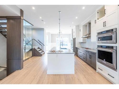 916 22 Avenue Nw, Calgary, AB - Indoor Photo Showing Kitchen With Upgraded Kitchen