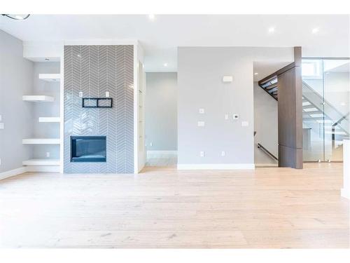 916 22 Avenue Nw, Calgary, AB - Indoor With Fireplace