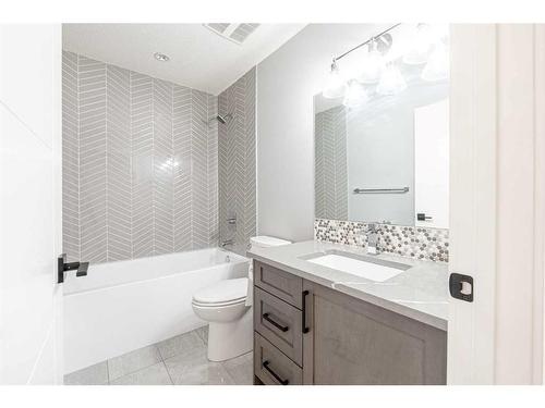 916 22 Avenue Nw, Calgary, AB - Indoor Photo Showing Bathroom