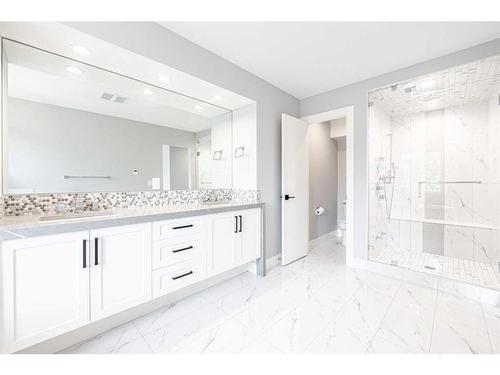 916 22 Avenue Nw, Calgary, AB - Indoor Photo Showing Bathroom