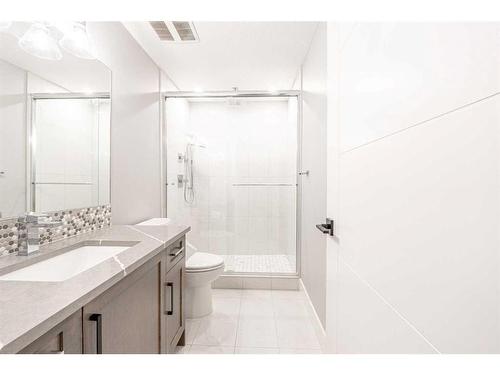 916 22 Avenue Nw, Calgary, AB - Indoor Photo Showing Bathroom