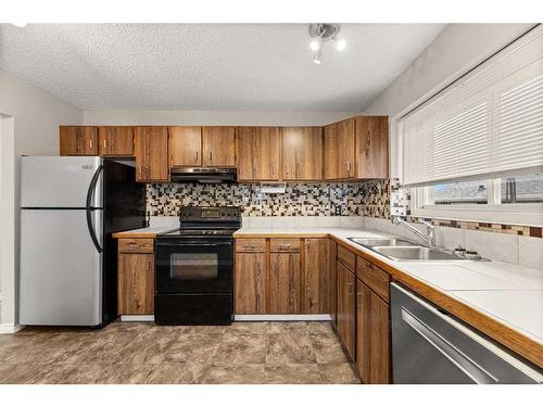 205-200 Southridge Place, Didsbury, AB - Indoor Photo Showing Kitchen With Double Sink