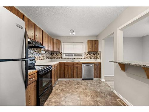 205-200 Southridge Place, Didsbury, AB - Indoor Photo Showing Kitchen