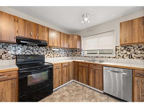 205-200 Southridge Place, Didsbury, AB - Indoor Photo Showing Kitchen With Double Sink