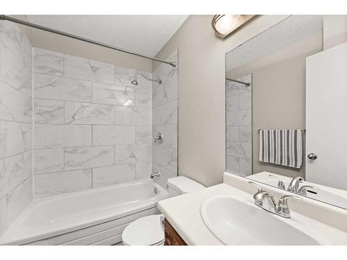 205-200 Southridge Place, Didsbury, AB - Indoor Photo Showing Bathroom