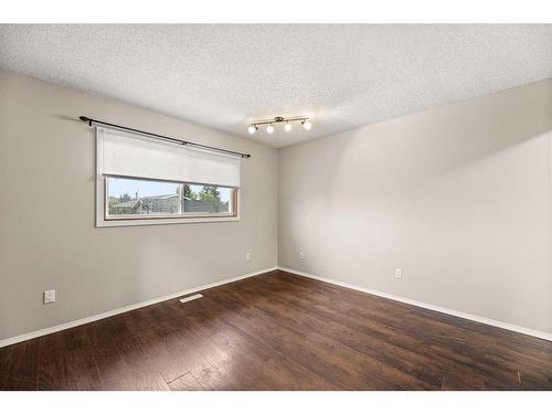 205-200 Southridge Place, Didsbury, AB - Indoor Photo Showing Other Room