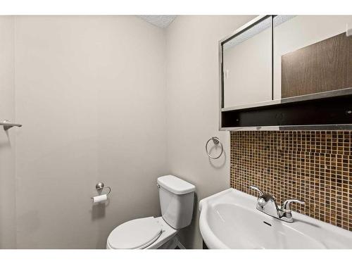 205-200 Southridge Place, Didsbury, AB - Indoor Photo Showing Bathroom