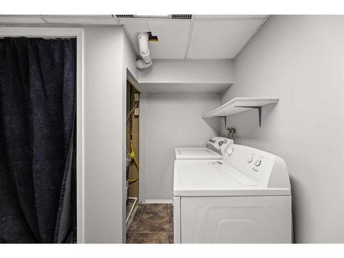 205-200 Southridge Place, Didsbury, AB - Indoor Photo Showing Laundry Room